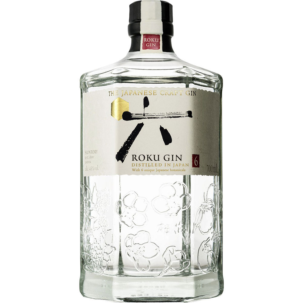 Eine 0,7-Liter-Flasche Roku Gin (43 %) zeichnet sich durch eine einzigartige sechseckige Form, eine elegante florale Prägung und ein raffiniertes Etikett aus - ein authentisches Aushängeschild für den japanischen Craft Gin von Roku.