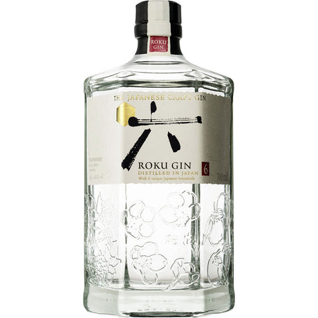 Eine 0,7-Liter-Flasche Roku Gin (43 %) zeichnet sich durch eine einzigartige sechseckige Form, eine elegante florale Prägung und ein raffiniertes Etikett aus - ein authentisches Aushängeschild für den japanischen Craft Gin von Roku.