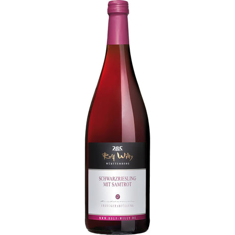 Eine Flasche Rolf Willy Schwarzriesling mit Samtrot 1L (MEHRWEG) der Marke Rolf Willy wird vor einem weißen Hintergrund dargestellt.
