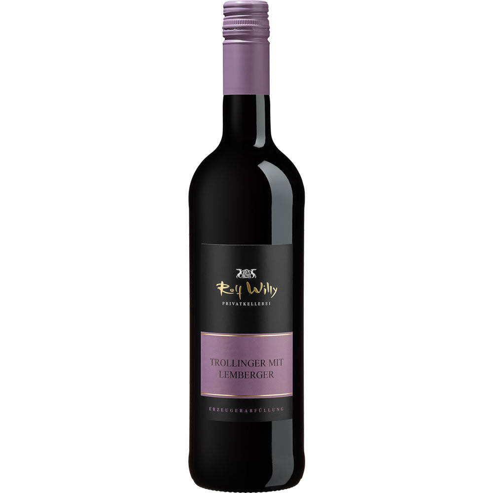 Eine Flasche Rolf Willy Trollinger mit Lemberger 2024 von Rolf Willy mit violettem Verschluss und Etikett steht für die Eleganz der deutschen Rotweine.