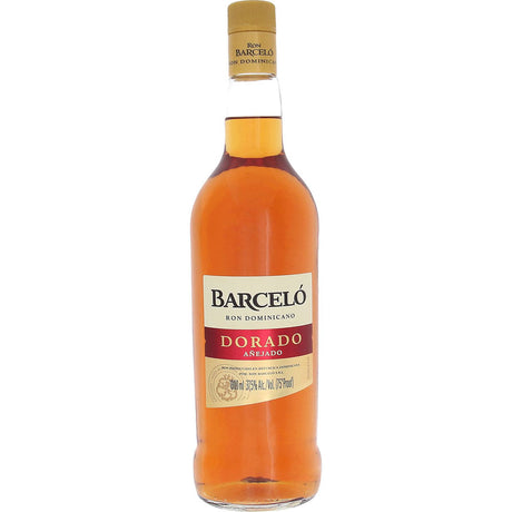Eine 1-Liter-Flasche Ron Barceló Dorado Anejado Rum (37,5 %) präsentiert sich mit einer reichhaltigen bernsteinfarbenen Flüssigkeit und einem goldenen Etikett, das die Essenz des feinen dominikanischen Goldrums einfängt.