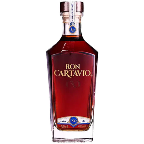 Eine 0,7-Liter-Flasche Ron Cartavio XO Rum 18 Jahre (40%), hergestellt im Solera-Verfahren, kommt mit einem blau-goldenen Etikett und enthält reichhaltigen, bernsteinfarbenen Rum.