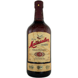 Eine 0,7-Liter-Flasche Ron Matusalem 15 Jahre Gran Reserva Rum (40%), die die reiche Tradition des dominikanischen Rums verkörpert, hat ein braunes Etikett mit goldenen Akzenten.