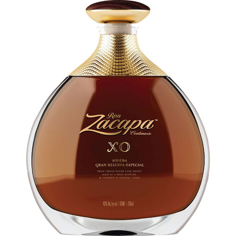 Eine Flasche Ron Zacapa Rum Centenario XO 25 Jahre (40%, 0,7L), ein Premium-Rum aus Guatemala, der im Solera-Verfahren hergestellt wird, mit einem goldenen Verschluss und einem Etikett mit dunkler, bernsteinfarbener Flüssigkeit.