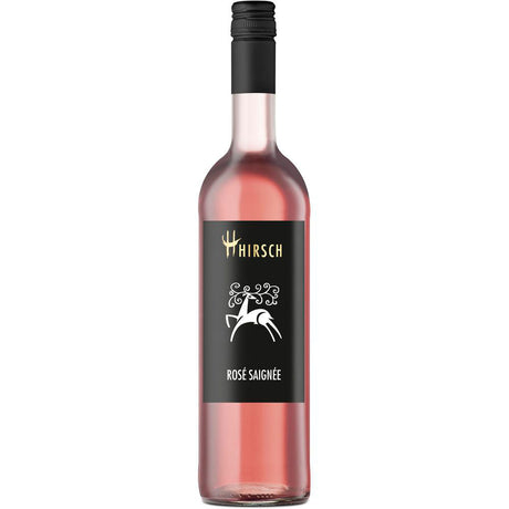 Eine Flasche Christian Hirsch Rosé Saignée Cuvée trocken 2024 hat ein schwarzes Etikett und einen rosafarbenen Inhalt.