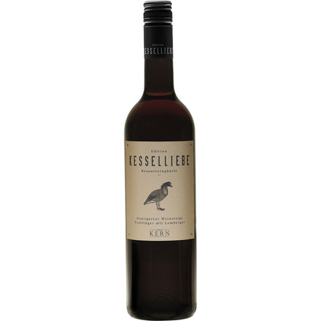 Eine Flasche Wilhelm Kern Kesselliebe Rosensteingänsle Trollinger mit Lemberger 2022, mit beigefarbenem Etikett mit Vogelmotiv.