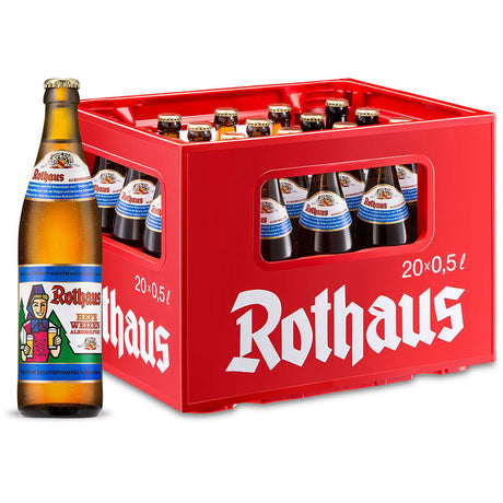 Vorne steht ein roter Kasten Rothaus Hefe Alkoholfrei 20x 0,5 Liter (MEHRWEG) Bierflaschen von Rothaus, einem erfrischenden alkoholfreien Schwarzwaldbier, ausgestellt.