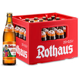 Ein roter Kasten Rothaus Hefe Hell 20x 0,5 Liter (MEHRWEG) Bierflaschen von Rothaus, mit einer Flasche im Vordergrund.