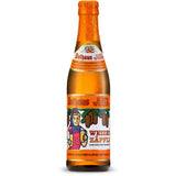 Die 0,33l Rothaus Hefe Hell Flasche (24x MEHRWEG) ist mit einem illustrierten Etikett versehen, das eine Person in traditioneller Tracht zeigt und dieses naturtrübe Hefeweizen von Rothaus hervorhebt.