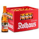 Ein roter Rothaus-Kasten enthält 24 Flaschen Rothaus Hefe Hell 0,33L (Mehrweg), davor steht eine Flasche Rothaus Hefe Hell naturtrübes Hefeweizen.