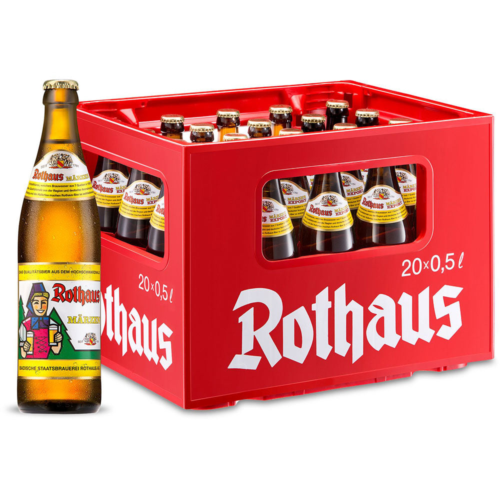 Ein roter Kasten Rothaus Märzen 20x0,5L (MEHRWEG) mit einer Flasche vorne, die alle das Rothaus-Logo tragen und dieses authentische Schwarzwälder Bier hervorheben.