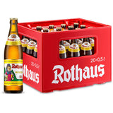 Ein roter Kasten Rothaus Märzen 20x0,5L (MEHRWEG) mit einer Flasche vorne, die alle das Rothaus-Logo tragen und dieses authentische Schwarzwälder Bier hervorheben.