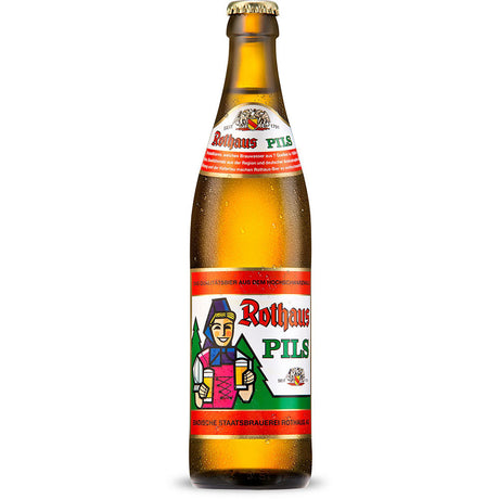 Eine braune 0,5-Liter-Flasche Rothaus Pils mit einem farbenfrohen Etikett mit einer Cartoon-Figur und Tröpfchen auf dem Glas, die das Erbe von Rothaus Schwarzwald Bier widerspiegeln. Verkauft als Rothaus Pils 20x 0,5 Liter (MEHRWEG).