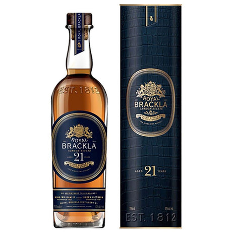 Flasche und Schachtel Royal Brackla 21 Jahre Single Malt Scotch Whisky 40% 0,7 Liter von Royal Brackla, beide mit goldenen und blauen Etiketten; gereift in Oloroso-Sherry-Fässern für einen reichen, raffinierten Geschmack.