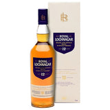 Eine 0,7-Liter-Flasche Royal Lochnagar 12 Jahre Single Malt Scotch Whisky (40%) in einer cremefarbenen Schachtel, die den raffinierten Charakter dieses hervorragenden Highland-Whiskys unterstreicht.