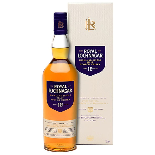Eine 0,7-Liter-Flasche Royal Lochnagar 12 Jahre Single Malt Scotch Whisky (40%) in einer cremefarbenen Schachtel, die den raffinierten Charakter dieses hervorragenden Highland-Whiskys unterstreicht.