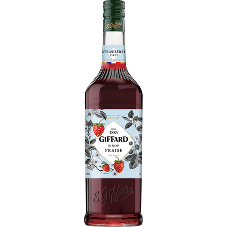 Eine 1-Liter-Flasche Giffard Erdbeere Sirup Fraise von Giffard, mit leuchtend rotem Erdbeersirup und abgebildeten Erdbeeren auf dem Etikett.