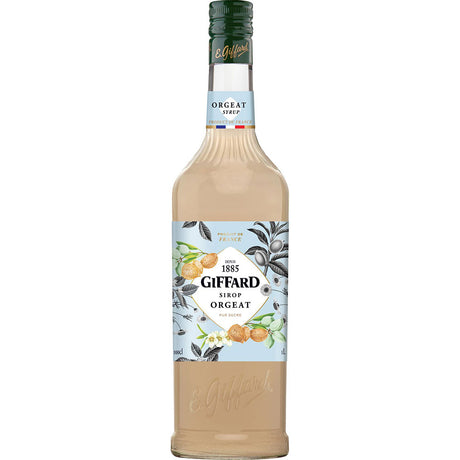 Eine 1-Liter-Flasche Giffard Mandel Sirup Orgeat von Giffard mit einem Etikett mit Blumen- und Nussmotiven auf weißem Hintergrund.