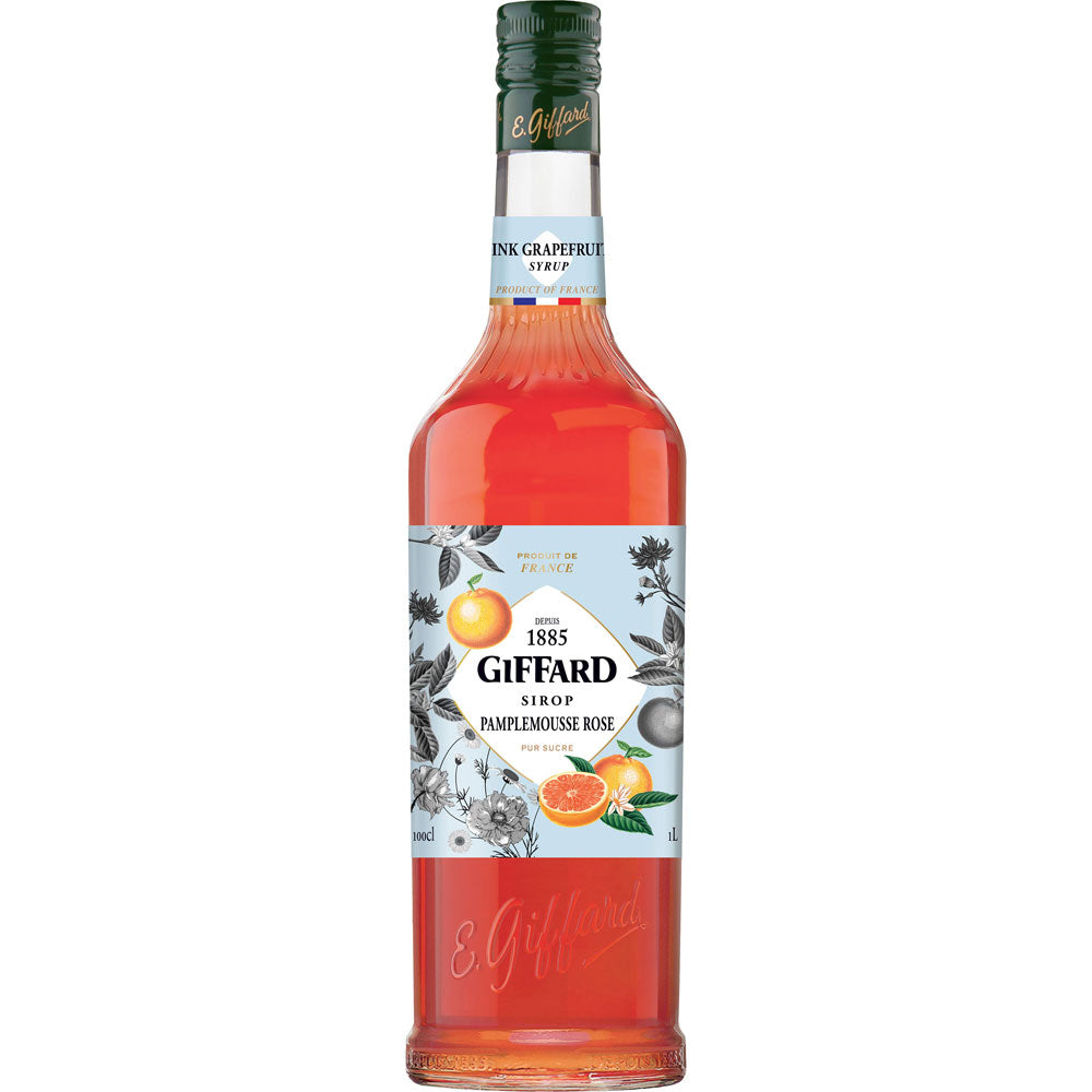 Eine 1-Liter-Flasche Giffard Pink Grapefruit Sirup Pamplemousse Rose von Giffard, mit einer leuchtenden Illustration der rosa Grapefruit auf dem Etikett.