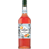 Eine 1-Liter-Flasche Giffard Pink Grapefruit Sirup Pamplemousse Rose von Giffard, mit einer leuchtenden Illustration der rosa Grapefruit auf dem Etikett.