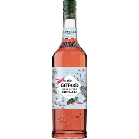 Eine 1-Liter-Flasche Giffard Rhabarber Sirup Rhubarbe von Giffard mit weißem, blumigem Etikett und leuchtend rosa-rotem Sirup.