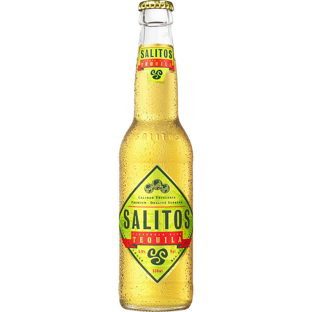 Eine gekühlte Salitos Tequila Bier 24x 0,33 Liter (MEHRWEG) Flasche von Salitos, bedeckt mit Kondenswasser vor weißem Hintergrund, unterstreicht dieses erfrischende Biermischgetränk.