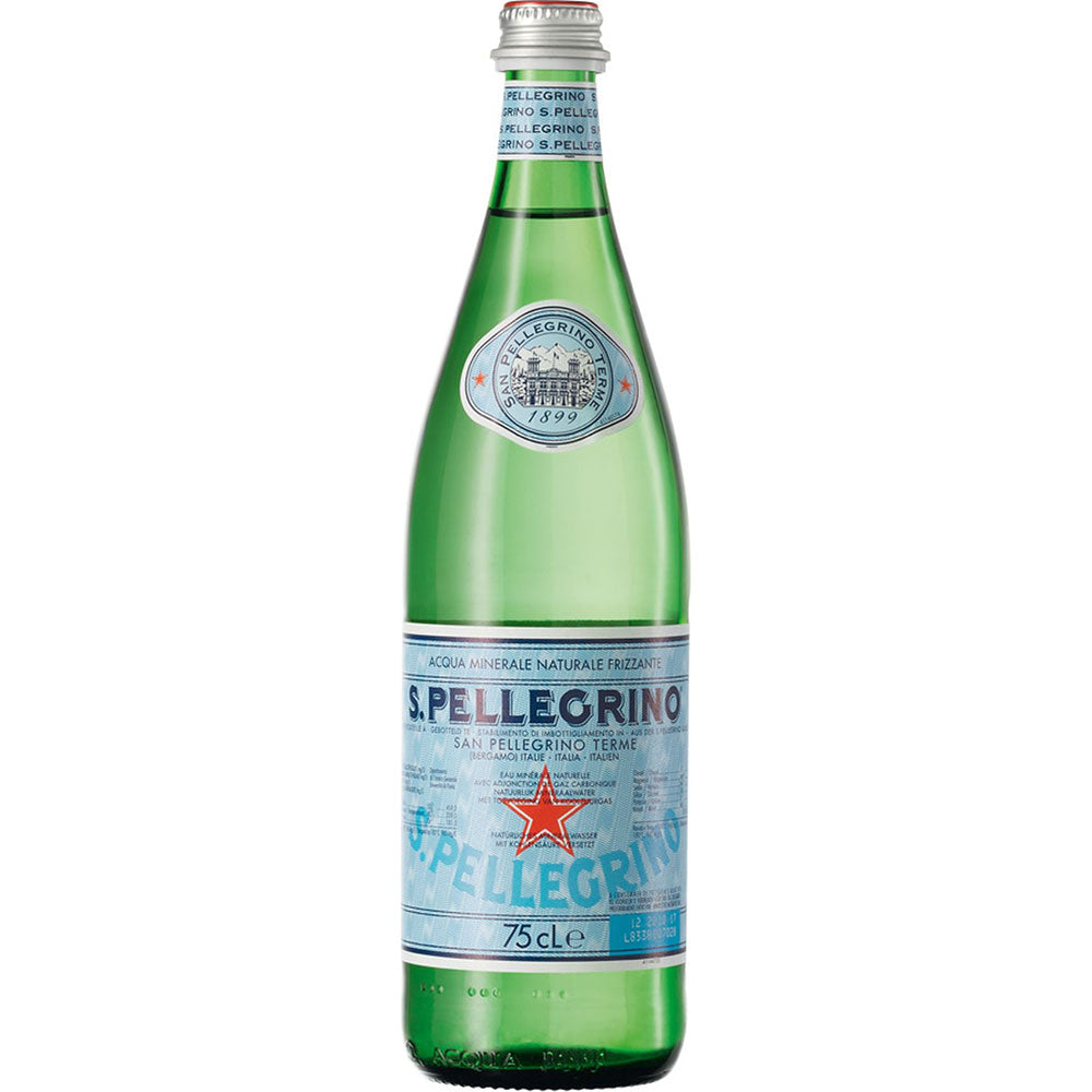 Eine grüne Glasflasche von San Pellegrino Mineralwasser, 0,75 Liter (MEHRWEG), aus Italien, mit einem roten Stern auf dem Etikett.