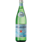 Eine grüne Glasflasche von San Pellegrino Mineralwasser, 0,75 Liter (MEHRWEG), aus Italien, mit einem roten Stern auf dem Etikett.