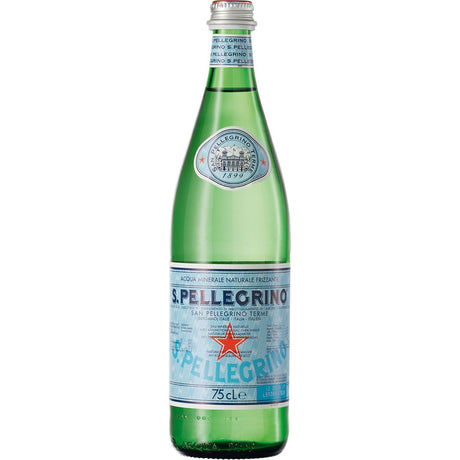 Eine grüne Glasflasche von San Pellegrino Mineralwasser, 0,75 Liter (MEHRWEG), aus Italien, mit einem roten Stern auf dem Etikett.