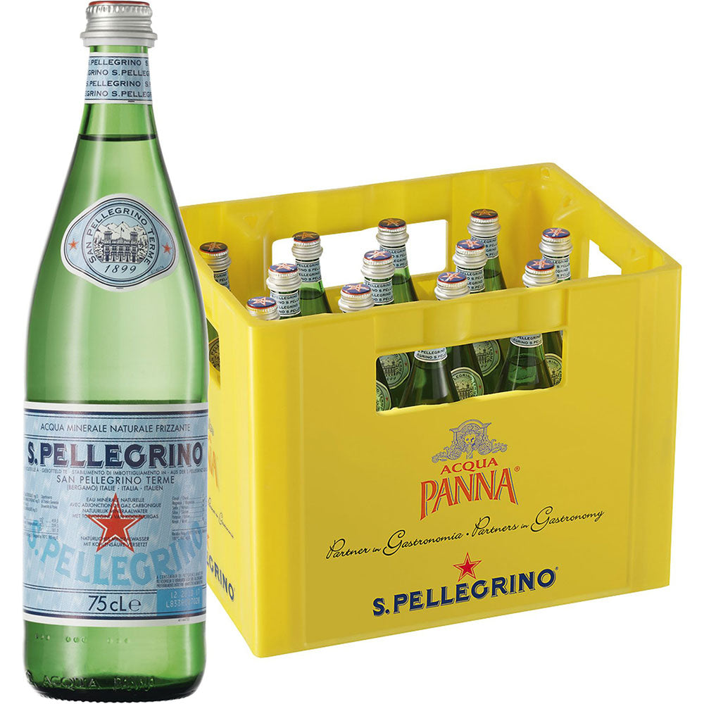 Eine Flasche San Pellegrino 16x 0,75 Liter (MEHRWEG) steht neben einer gelben Kiste mit weiteren Flaschen der Marke San Pellegrino.