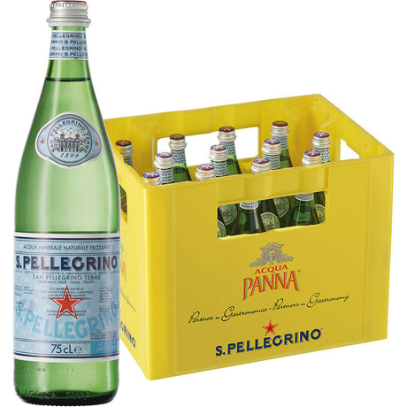 Eine Flasche San Pellegrino 16x 0,75 Liter (MEHRWEG) steht neben einer gelben Kiste mit weiteren Flaschen der Marke San Pellegrino.