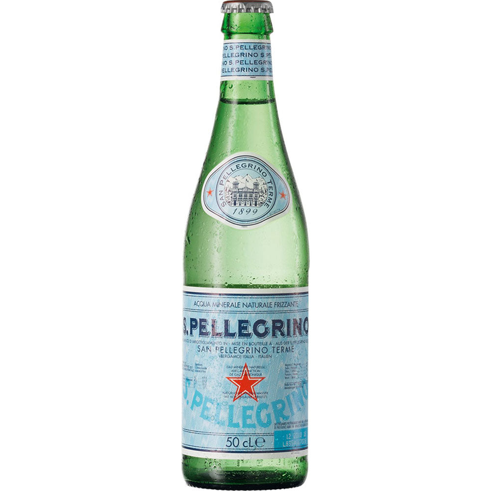 A 0,5L Mehrwegflasche San Pellegrino Mineralwasser aus Italien mit blauem Etikett und rotem Stern.