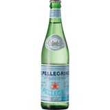 A 0,5L Mehrwegflasche San Pellegrino Mineralwasser aus Italien mit blauem Etikett und rotem Stern.