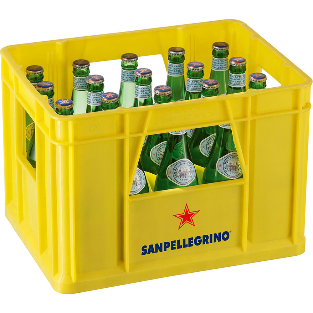 Eine gelbe Kiste enthält 20 wiederverwendbare 0,5-Liter-Flaschen von San Pellegrino, dem Sprudelwasser aus Italien.