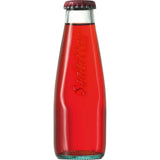 Eine Glasflasche San Pellegrino Sanbitter EW 4x6er 24x 0,098l von San Pellegrino steht aufrecht auf einem weißen Hintergrund und repräsentiert die italienische Aperitifkultur mit diesem kultigen alkoholfreien Bittergetränk.
