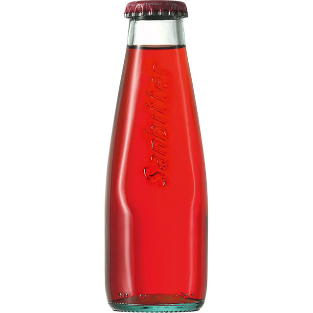 Eine Glasflasche San Pellegrino Sanbitter EW 4x6er 24x 0,098l von San Pellegrino steht aufrecht auf einem weißen Hintergrund und repräsentiert die italienische Aperitifkultur mit diesem kultigen alkoholfreien Bittergetränk.