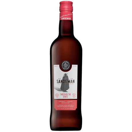 Eine 0,75-Liter-Flasche Sandeman Sherry Medium Dry (15%), ein halbtrockener Sherry aus Jerez, mit der ikonischen Mützenfigur auf dem roten Etikett.