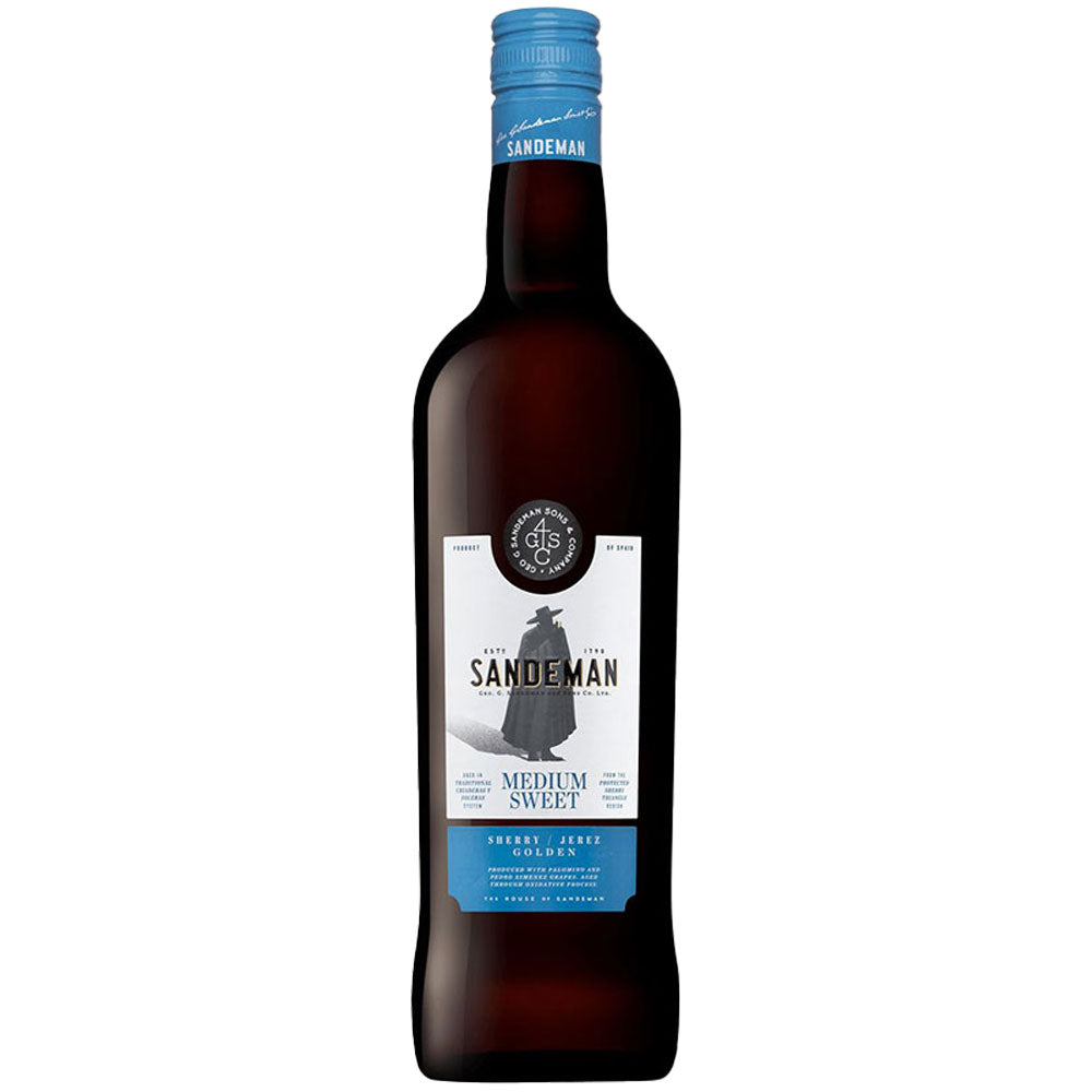 Eine Flasche Sandeman Sherry Medium Sweet 15% 0,75 Liter mit blauem Etikett und Verschluss vor weißem Hintergrund.