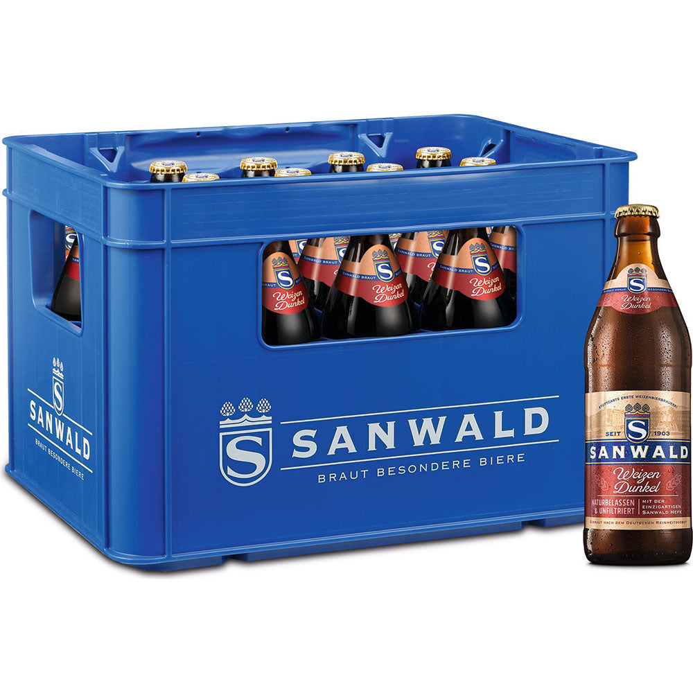 Abgebildet ist eine blaue Kiste mit Sanwald Hefe Dunkel 20x 0,5 Liter (MEHRWEG) Bierflaschen, wobei eine Flasche dieses Sanwald dunklen Hefeweizens außerhalb der Kiste steht.