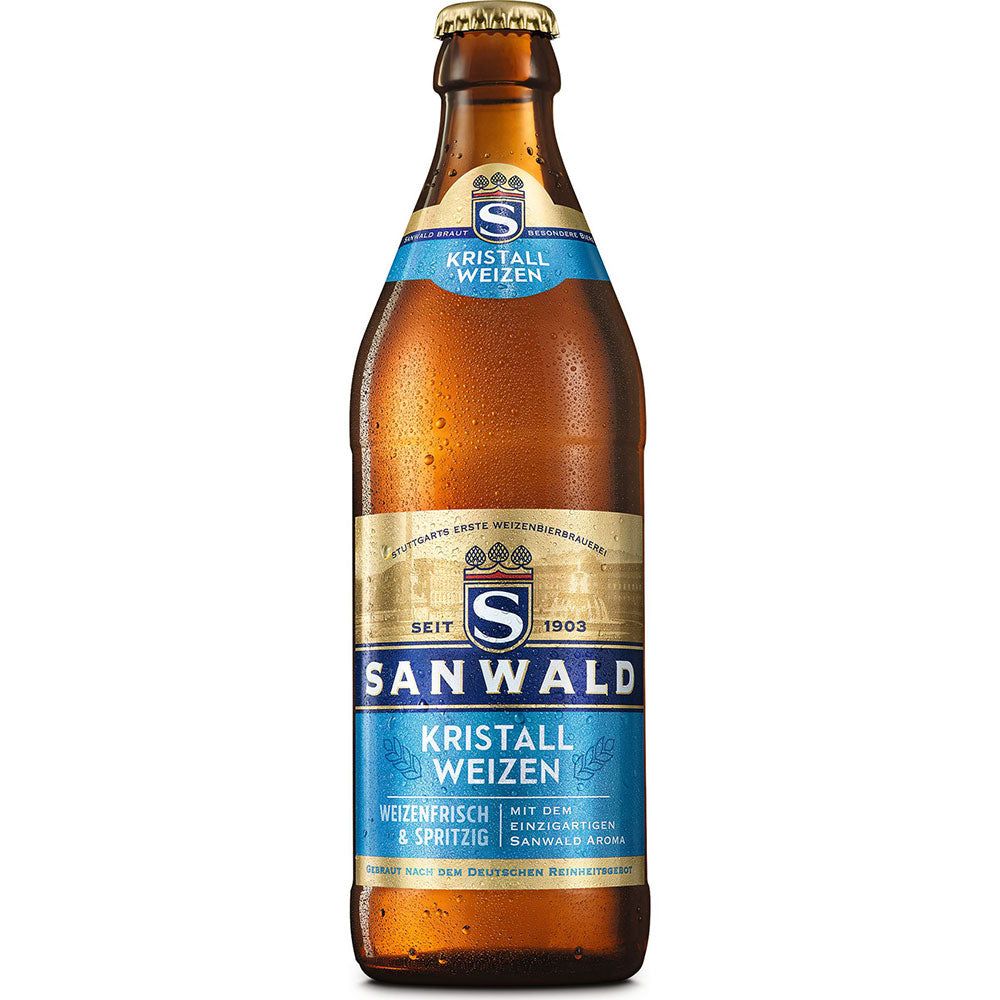 Eine braune Flasche Sanwald Kristall 20x 0,5 Liter (MEHRWEG) von Sanwald steht aufrecht auf weißem Hintergrund und trägt ein blau-goldenes Etikett.