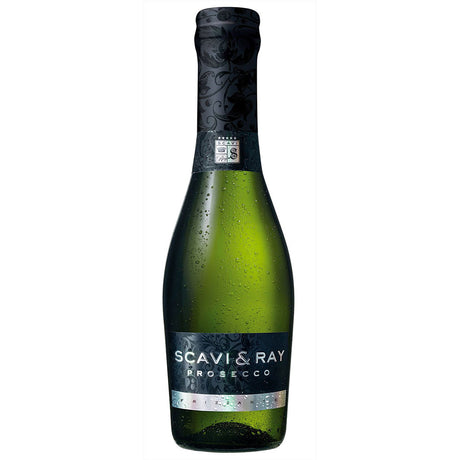 Eine 0,2-Liter-Flasche Scavi & Ray Frizzante ist mit einem eleganten schwarzen Etikett und Kondensationstropfen auf dem Glas versehen.