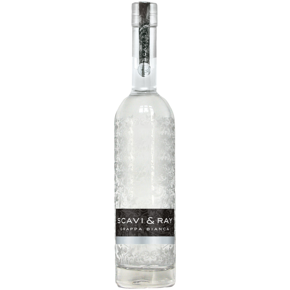 Eine klare Glasflasche „Scavi & Ray Grappa Bianca 40 % 0,7 Liter“ mit schwarzem Etikett und silbernem Verschluss steht aufrecht. Dieser Grappa von Scavi & Ray besticht durch seine fruchtigen Noten, seinen raffinierten Charakter und seine elegante Aufmachung.