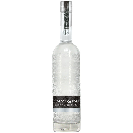 Eine klare Glasflasche „Scavi & Ray Grappa Bianca 40 % 0,7 Liter“ mit schwarzem Etikett und silbernem Verschluss steht aufrecht. Dieser Grappa von Scavi & Ray besticht durch seine fruchtigen Noten, seinen raffinierten Charakter und seine elegante Aufmachung.