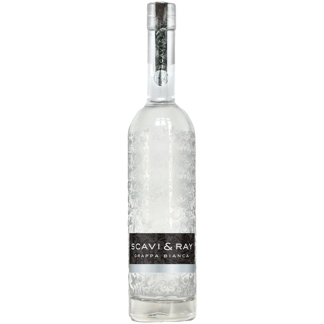 Eine klare Glasflasche „Scavi & Ray Grappa Bianca 40 % 0,7 Liter“ mit schwarzem Etikett und silbernem Verschluss steht aufrecht. Dieser Grappa von Scavi & Ray besticht durch seine fruchtigen Noten, seinen raffinierten Charakter und seine elegante Aufmachung.