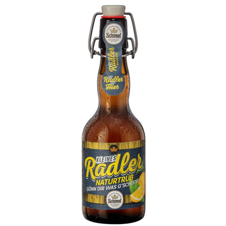 Eine braune Glasflasche Schimpf Kleines Radler naturtrüb Bügel 0,33L mit Bügelverschluss und Tau, mit Zitrone und Limette auf dem Etikett.