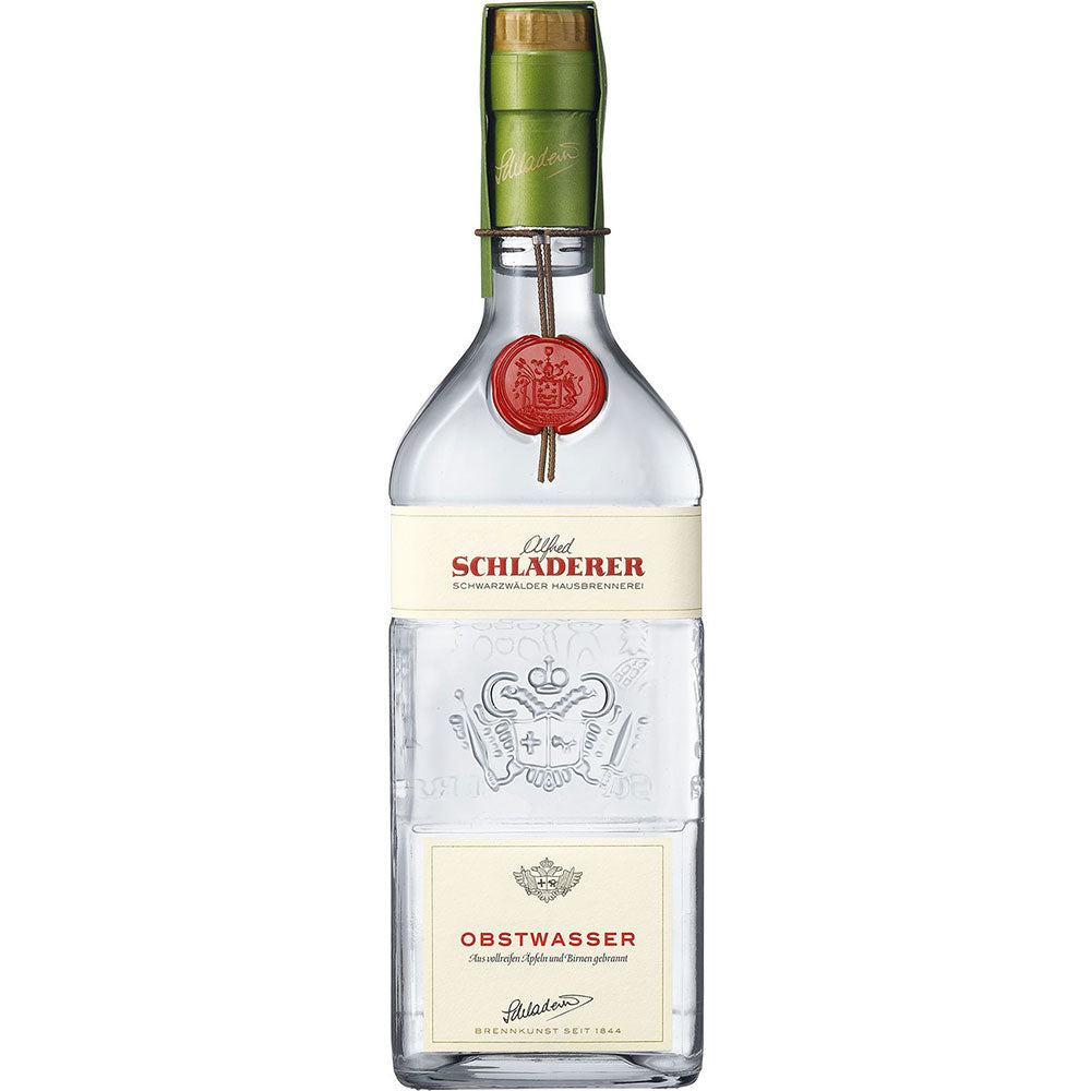 Schladerer Obstwasser 38% 0,7 Liter: Eine Klarglasflasche von Schladerer mit grünem Verschluss und rotem Siegel, geprägten Fruchtmotiven und klassischer Handwerkskunst - ein traditioneller Obstler.
