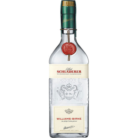 Eine 0,7-Liter-Flasche Schladerer Williams-Birne 40% von Schladerer mit rotem Siegel und grünem Verschluss ist ein Beispiel für diesen klassischen Schwarzwälder Obstbrand.