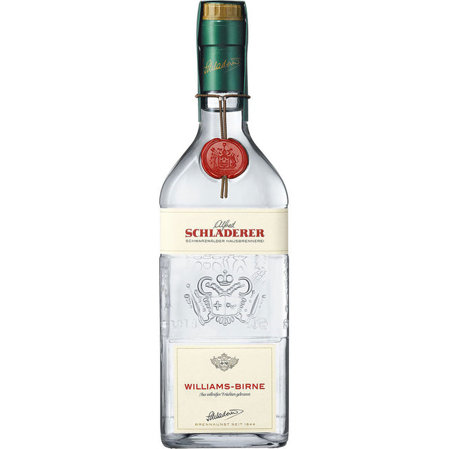 Eine 0,7-Liter-Flasche Schladerer Williams-Birne 40% von Schladerer mit rotem Siegel und grünem Verschluss ist ein Beispiel für diesen klassischen Schwarzwälder Obstbrand.
