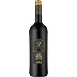 Eine Flasche „Schloss Affaltrach Réserve Merlot trocken 2022“ – mit ihrem gold-schwarzen Design und dem goldenen Schraubverschluss strahlt dieser deutsche Rotwein von Schloss Affaltrach Eleganz und Raffinesse aus.