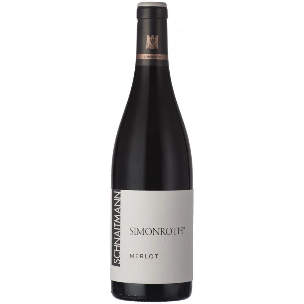 Eine Flasche Schnaitmann Simonroth Merlot trocken 2023, die sich durch ihren schwarzen Verschluss und ihr weißes Etikett auszeichnet, verkörpert den raffinierten Charakter des Merlot aus dem Remstal und unterstreicht die außergewöhnliche Handwerkskunst von Schnaitmann.